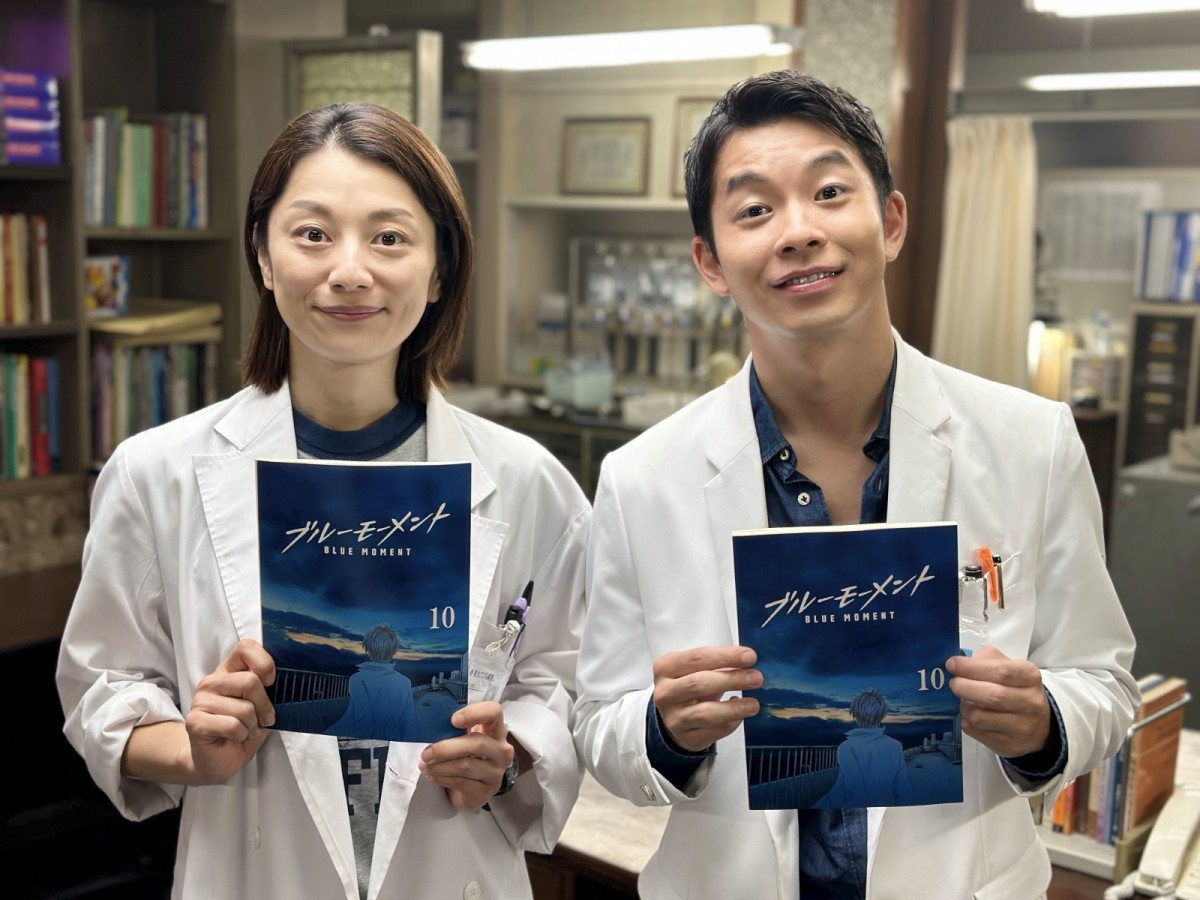 ドラマ『ブルーモーメント』とコラボする、ドラマ『新宿野戦病院』主演の(左から)小池栄子、仲野太賀