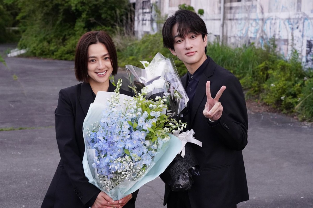 ドラマ『約束 ~16年目の真実~』のクランクアップを迎えた(左から)中村アン、横山裕