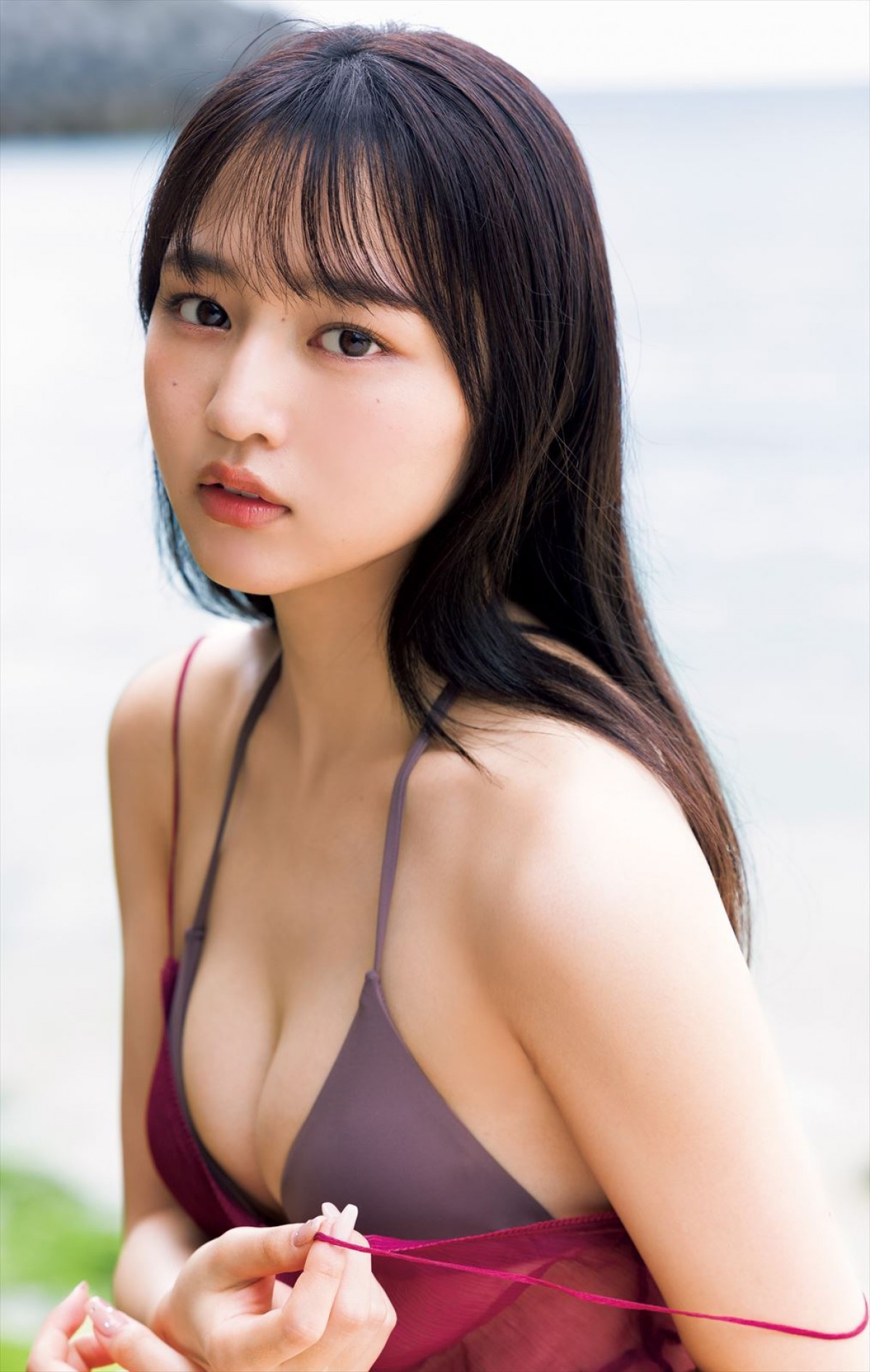 美人キャスター・刈川くるみ、ほんわか笑顔全開のグラビアで初ソロ表紙