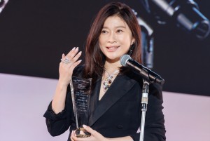 篠原涼子、第35回 日本ジュエリー ベストドレッサー賞 表彰式に登場