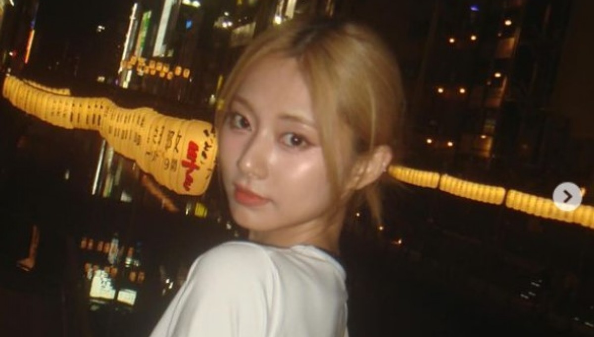 TWICE ツウィ、変装なしで道頓堀に降臨！ “世界一かわいいグリコポーズ