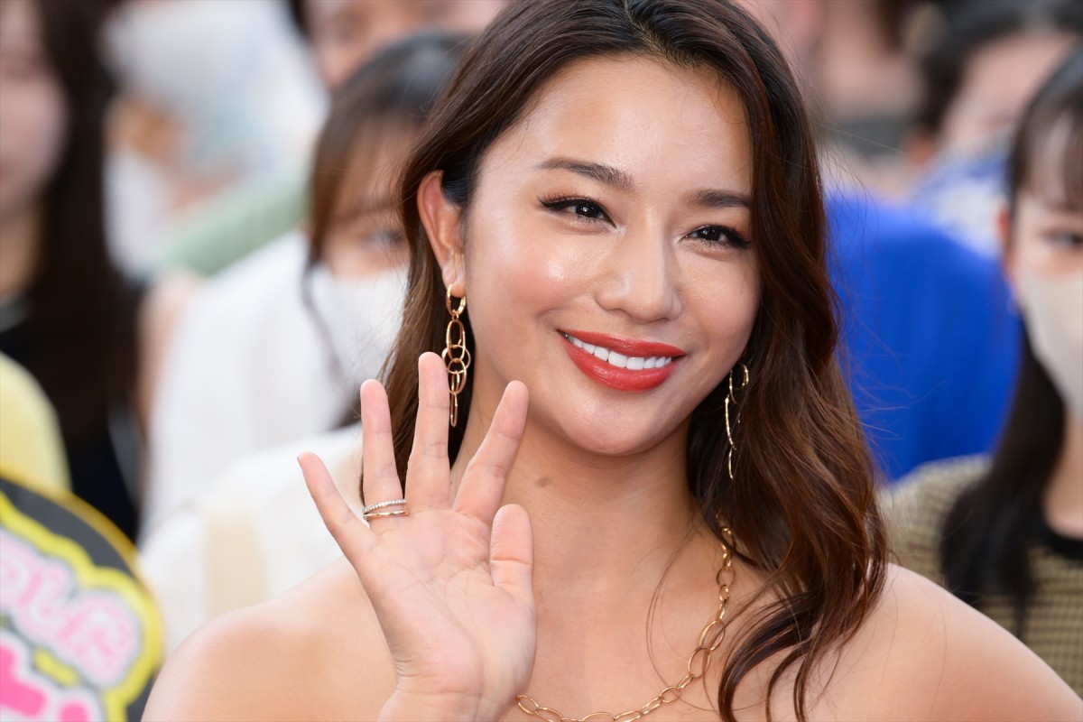松下奈緒、木村文乃ら『スカイキャッスル』セレブ妻キャストが深紅のドレスで集結