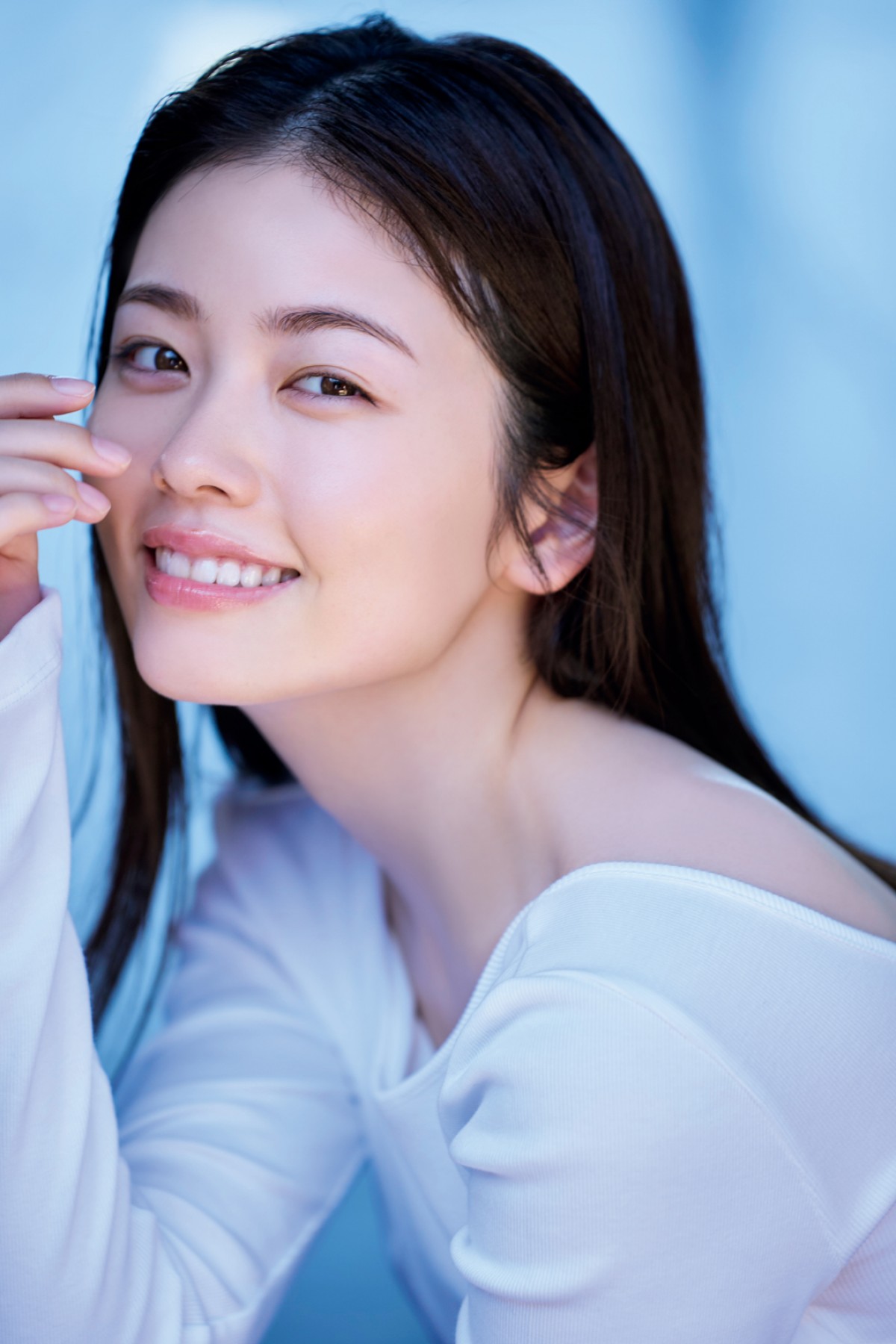 小芝風花、眩しい笑顔の最新グラビア　173cm超絶スタイルの19歳も登場