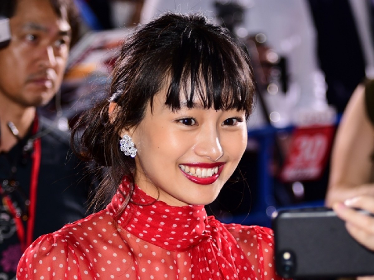 黒髪 → 金髪で激変した美女たちが大好評「想像以上に似合ってる」「かわいすぎ」