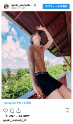 岩橋玄樹、両腕にタトゥーもスタイリッシュな夏満喫ショット　※「岩橋玄樹」インスタグラム