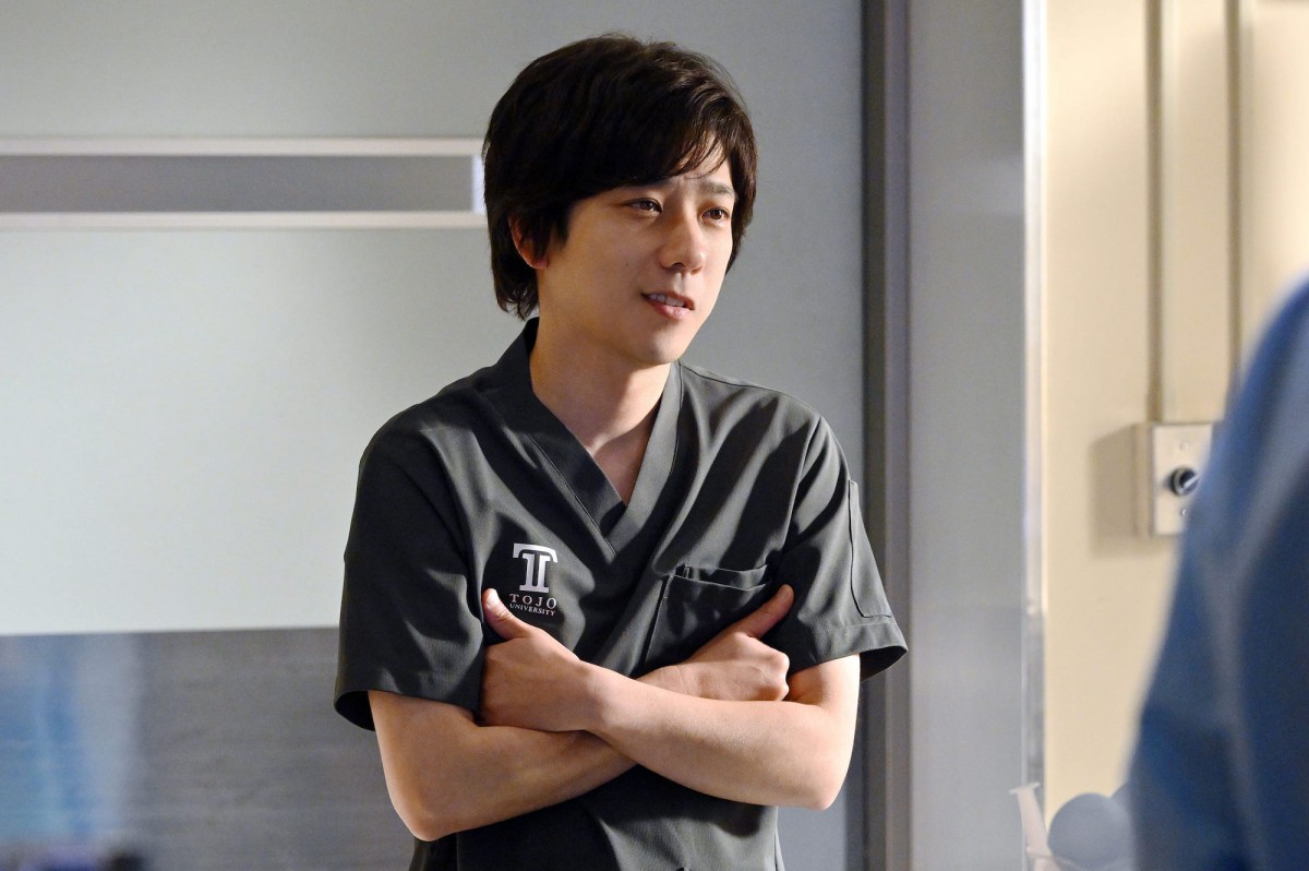 『ブラックペアン シーズン2』第8話　“天城”二宮和也、渡海の仮眠室で1枚の写真を発見