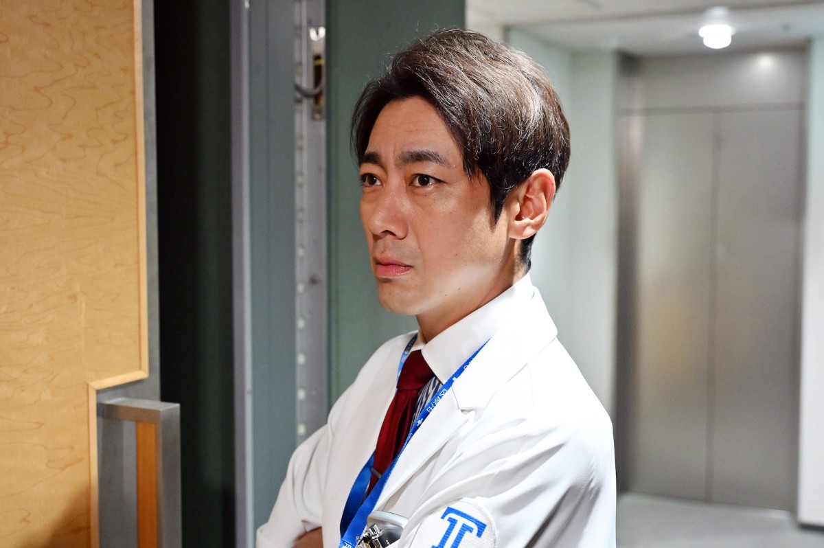 『ブラックペアン シーズン2』第8話　“天城”二宮和也、渡海の仮眠室で1枚の写真を発見