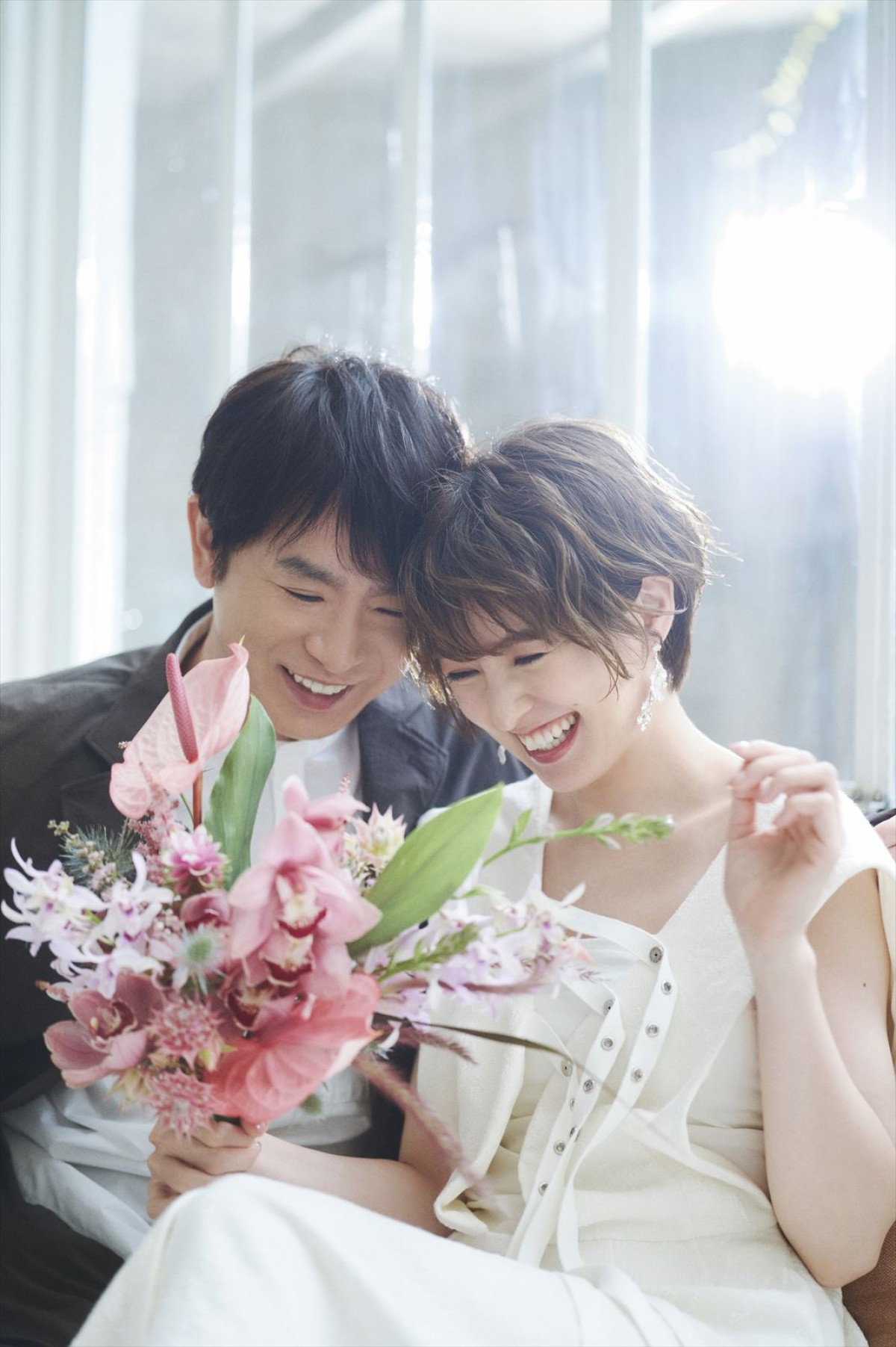 結婚6周年・濱口優＆南明奈がバウリニューアル　『ゼクシィ』10月号で仲良しドレス姿を披露