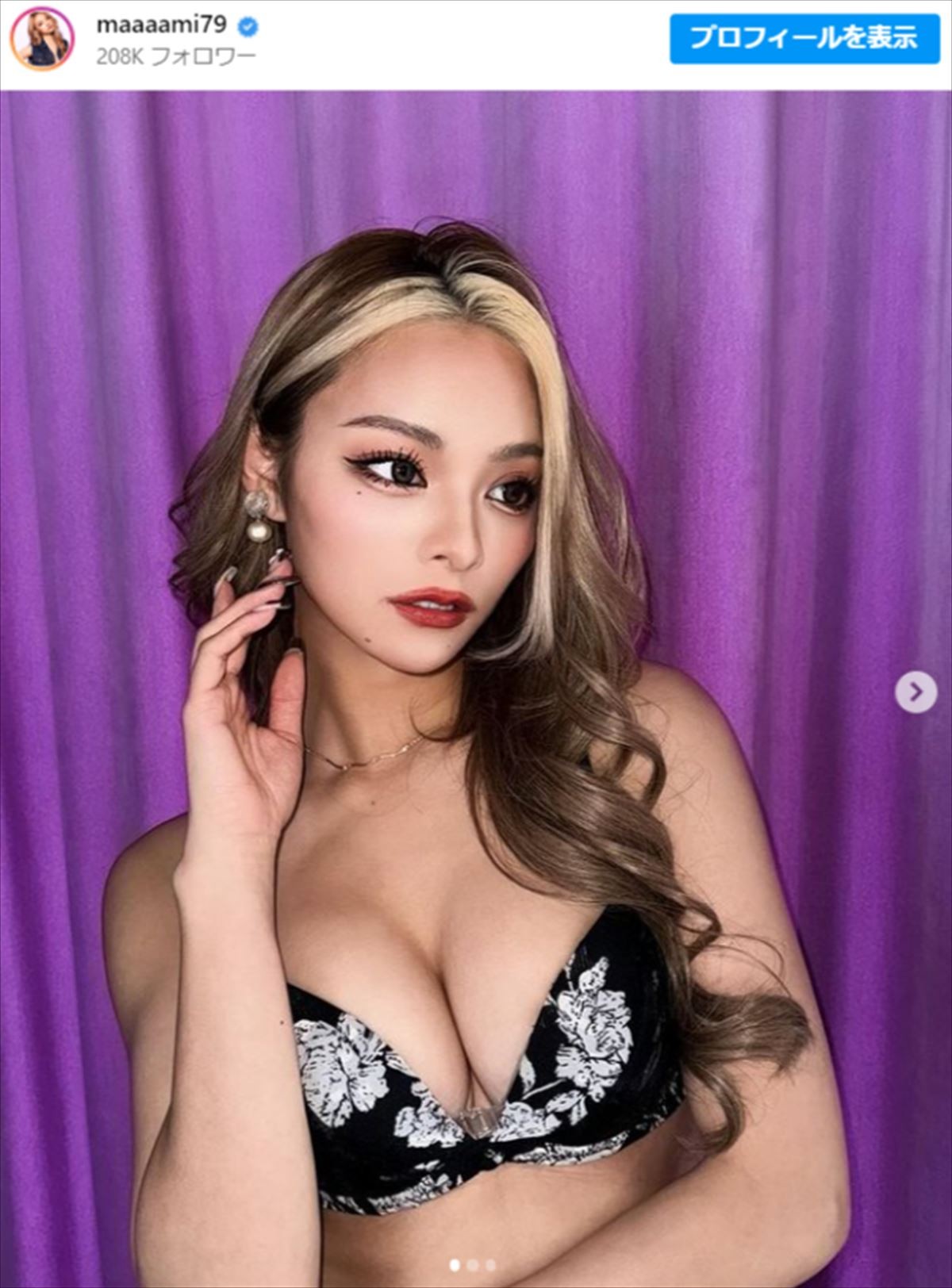 155cm“人気ギャルママ”モデル23歳、「スタイル抜群」“白ニット”コーデにファン歓喜