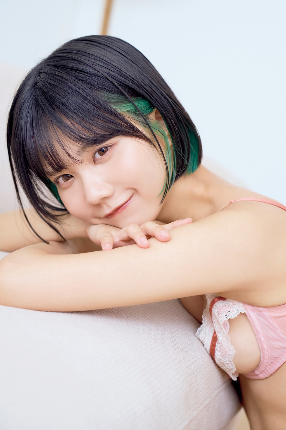 20歳・声優美女、健康的な太ももまぶしい“極上カット”