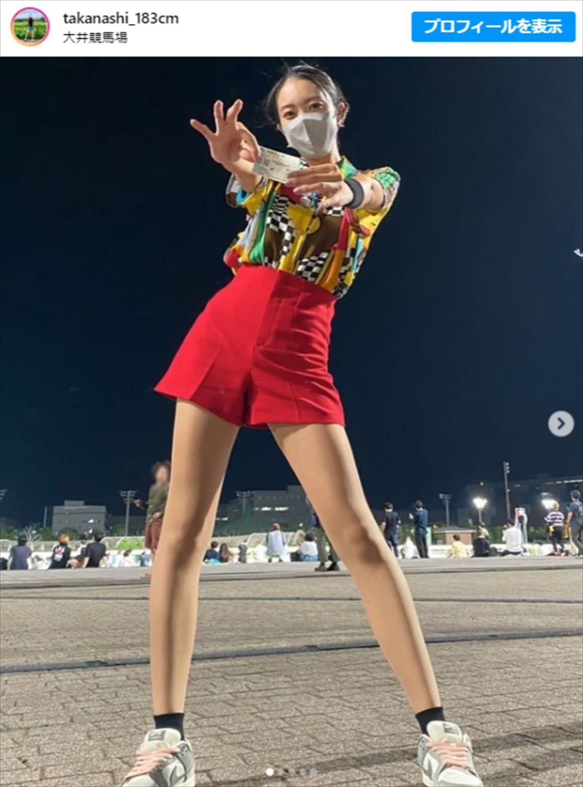 身長183cm“ABEMA出演美女”、電車内ショットに驚きの声「脚長すぎ！」「スタイルえぐい」