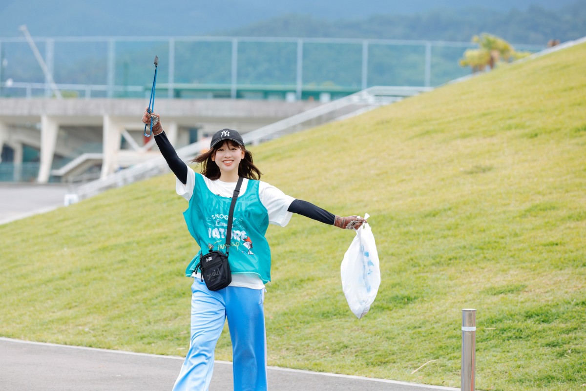日向坂46、「ひなたフェス」翌日に300人とゴミ拾い　サプライズでメンバー14人が参加