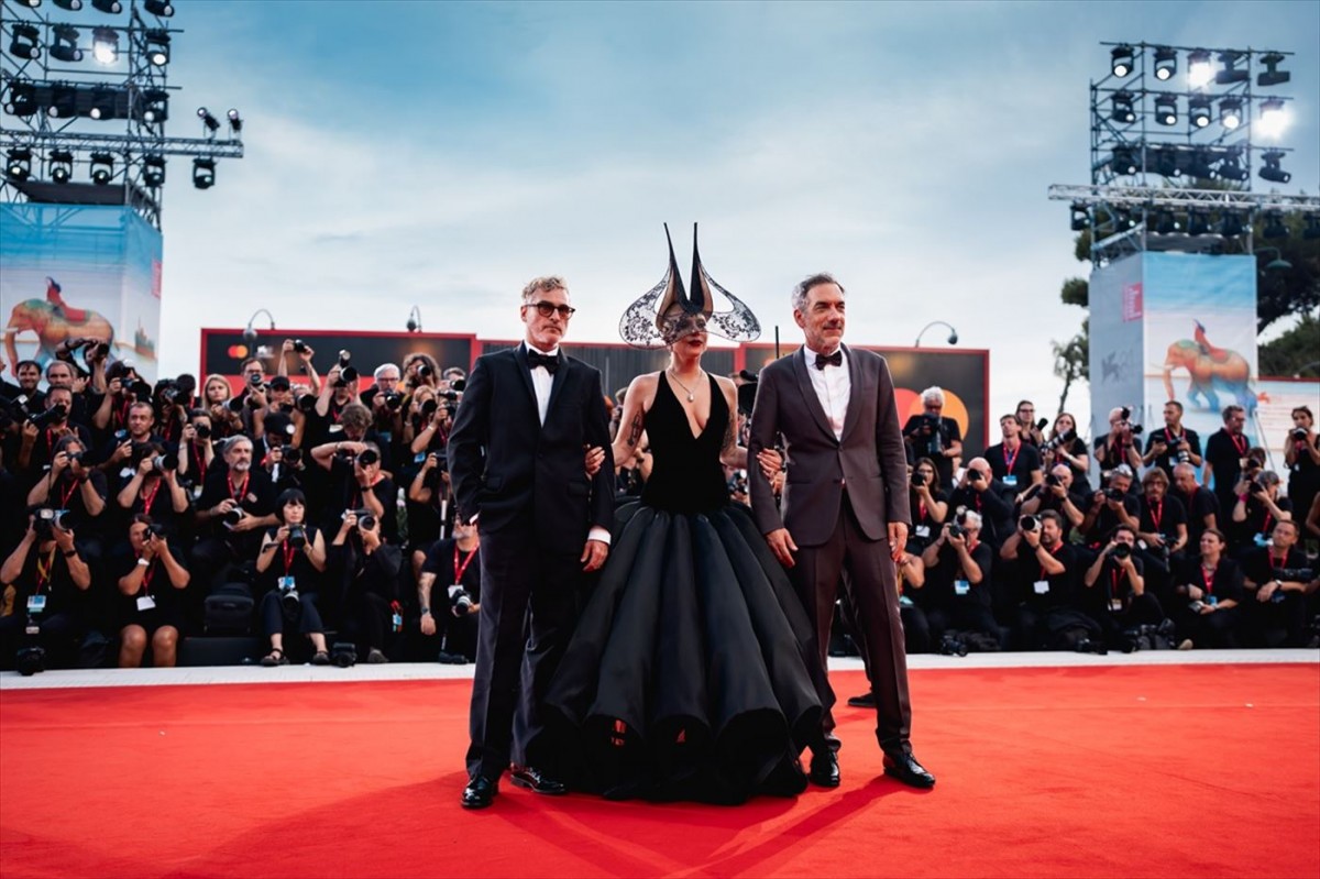 第81回ベネチア国際映画祭レッドカーペットに登場した映画『ジョーカー:フォリ・ア・ドゥ』より(左から)ホアキン・フェニックス、レディー・ガガ、トッド・フィリップス監督