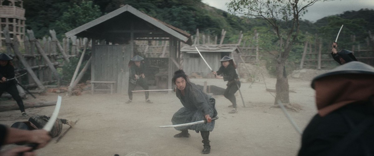 阿部サダヲは狼狽、玉木宏は勝利確信？　『十一人の賊軍』特別映像、場面写真20点＆オフショット解禁