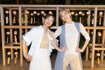 『宝塚プルミエール 柚香光 退団スペシャル』でのロケを楽しむ（左から）華優希、柚香光