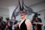 第81回ベネチア国際映画祭レッドカーペットに登場した映画『ジョーカー：フォリ・ア・ドゥ』よりレディー・ガガ