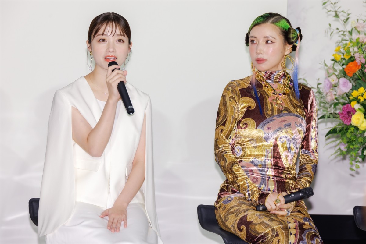橋本環奈、“ギャル”ビジュアルに仲里依紗が感激「キングオブギャル！」