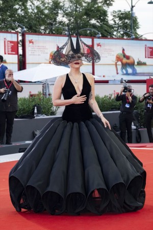 レディー・ガガ、立体ヘッドピースとドラマティックなドレスでベネチアを魅了