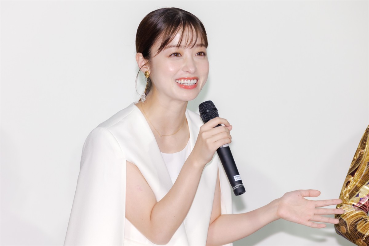 橋本環奈、“ギャル”ビジュアルに仲里依紗が感激「キングオブギャル！」