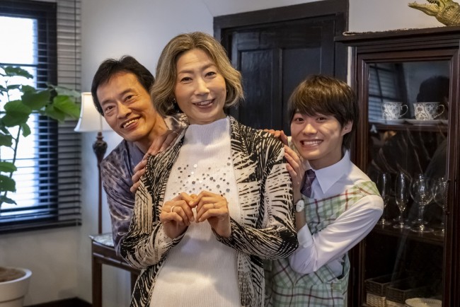 ドラマ『民王R』に出演する(左から)遠藤憲一、峯村リエ、大橋和也