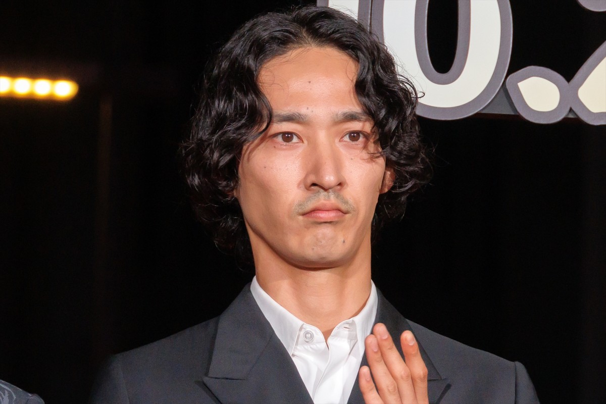 土屋太鳳、オフショルダードレスで登場　出演作公開に「胸がいっぱい」