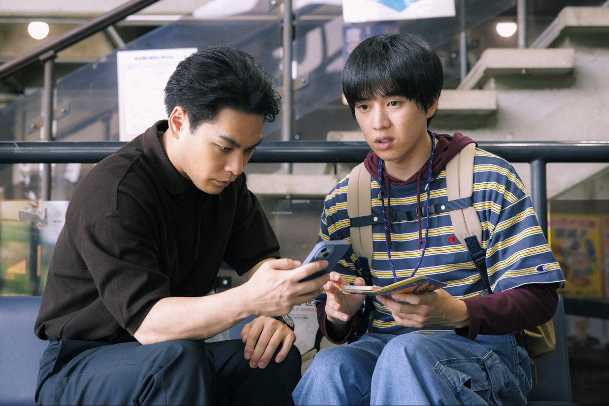 『ライオンの隠れ家』第2話　“洸人”柳楽優弥、“ライオン”佐藤大空のスマホに届いた2回目のメッセージを見る