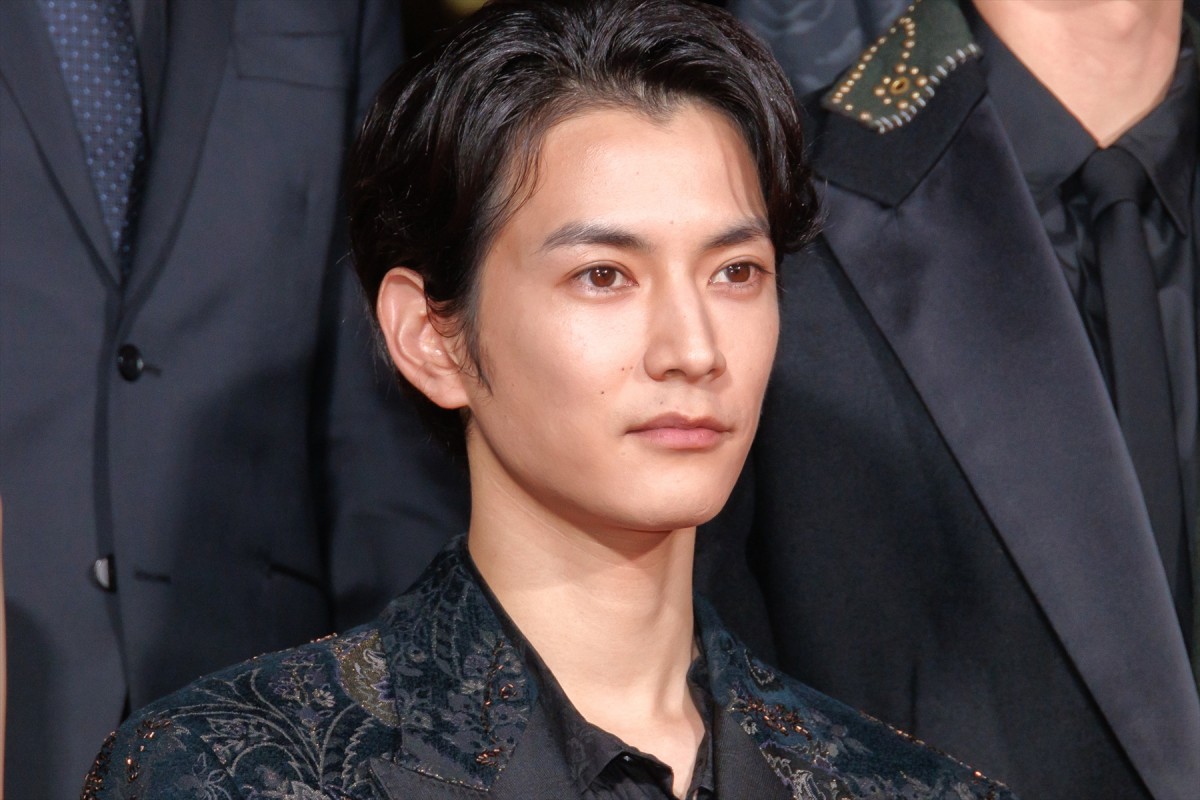 土屋太鳳、オフショルダードレスで登場　出演作公開に「胸がいっぱい」