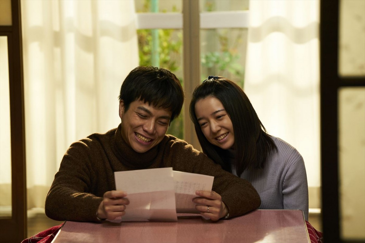 笑福亭鶴瓶＆原田知世演じる夫婦、2人の若かりし頃を演じる重岡大毅＆上白石萌音も！　『35年目のラブレター』場面写真12点解禁