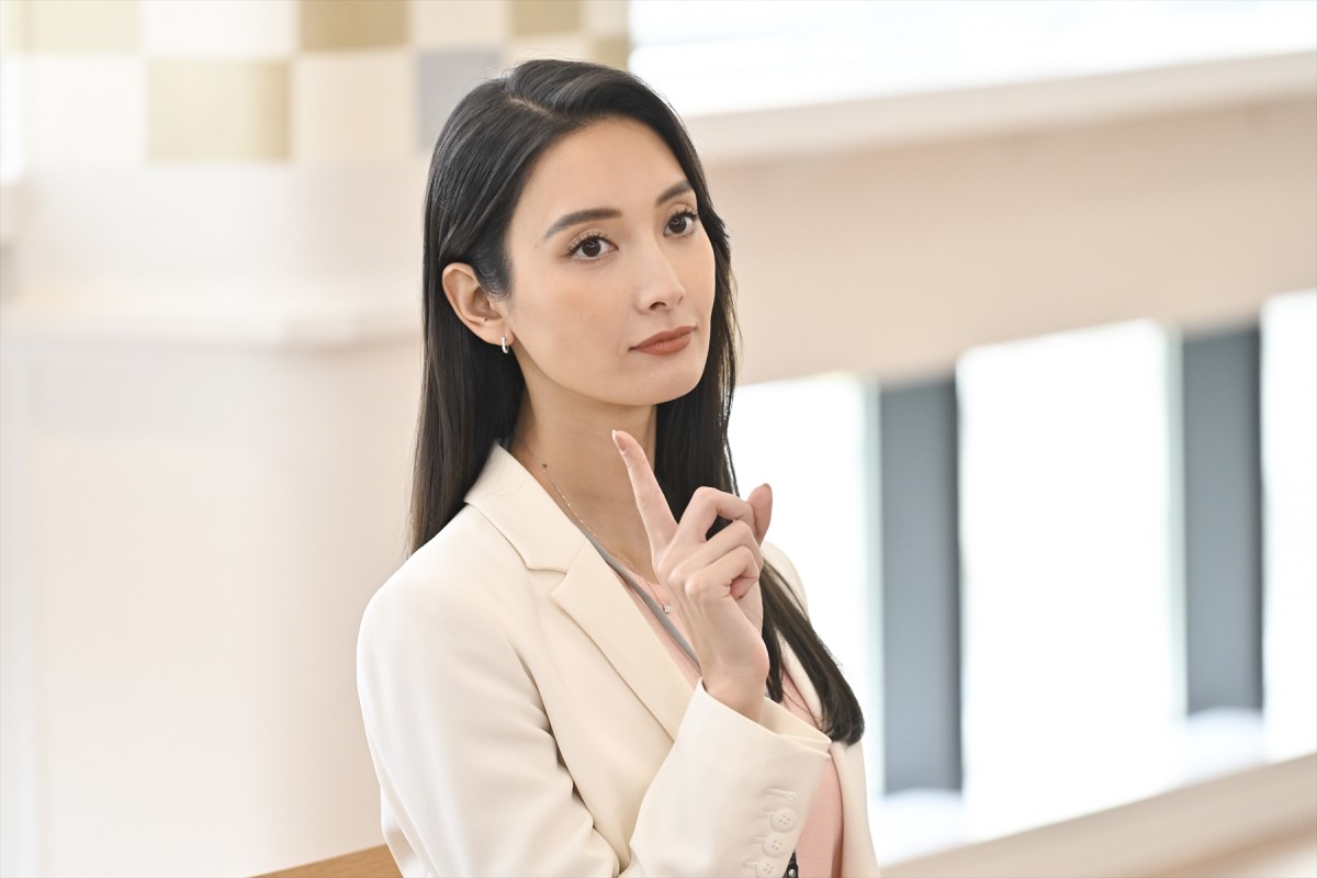 『無能の鷹』“鷹野”菜々緒、上司と一緒にまさかの場所へ　ネット爆笑「朝ドラ始まったかと思ったww」