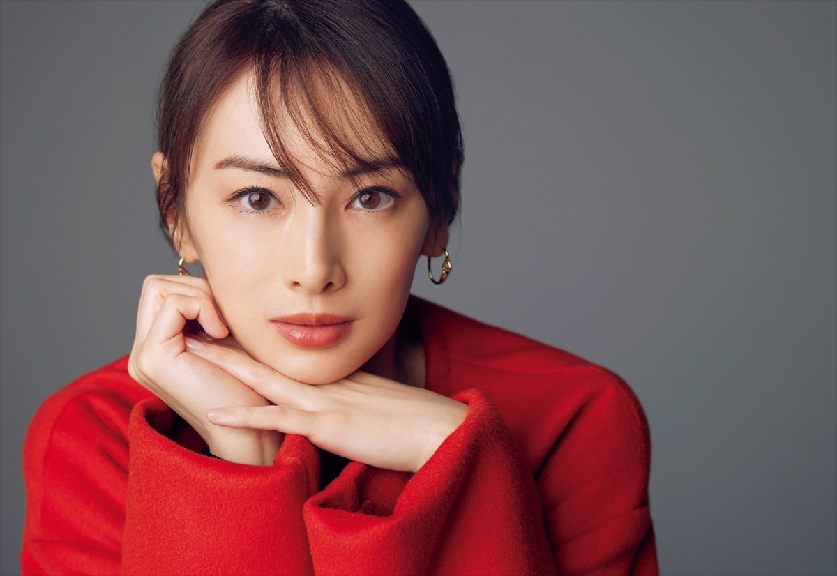 北川景子、「オフィシャルカレンダー 2025」発売決定　表紙＆特典カット6点公開