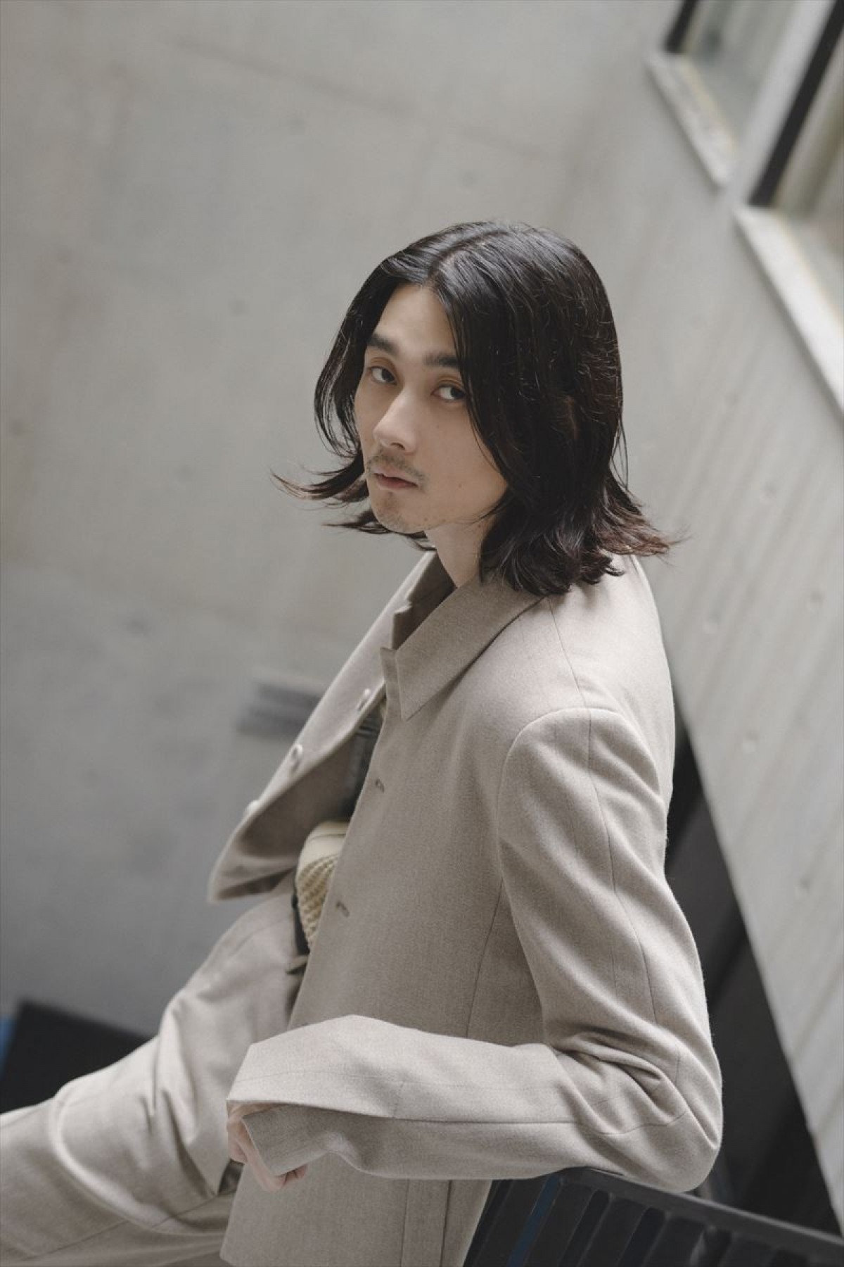 柳俊太郎、次に演じたいのは“まともな人間”!?　『他人は地獄だ』でイカれた冷徹男を熱演