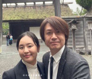 【写真】城咲仁、年下妻と笑顔の2ショット（4枚）