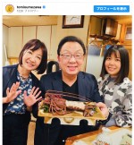 梅沢富美男と妻＆娘のお祝い3ショット　※「梅沢富美男」インスタグラム