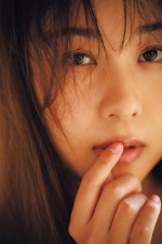 西田麻衣写真集 Re:Mai』（徳間書店）より　近づけば近づくほど、彼女の持つ透明感や清廉さが際立つ。 無意識に漂う、見るものを誘うような表情は、活動18年で 培ったグラビアクイーンならではの秘儀。
