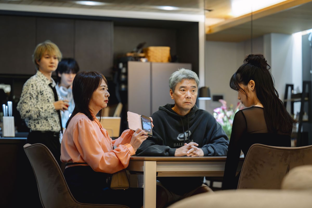 『海に眠るダイヤモンド』“鉄平”神木隆之介と“朝子”杉咲花、アイコンタクト→ハニカミにネット悶絶「可愛すぎて無理ッ」