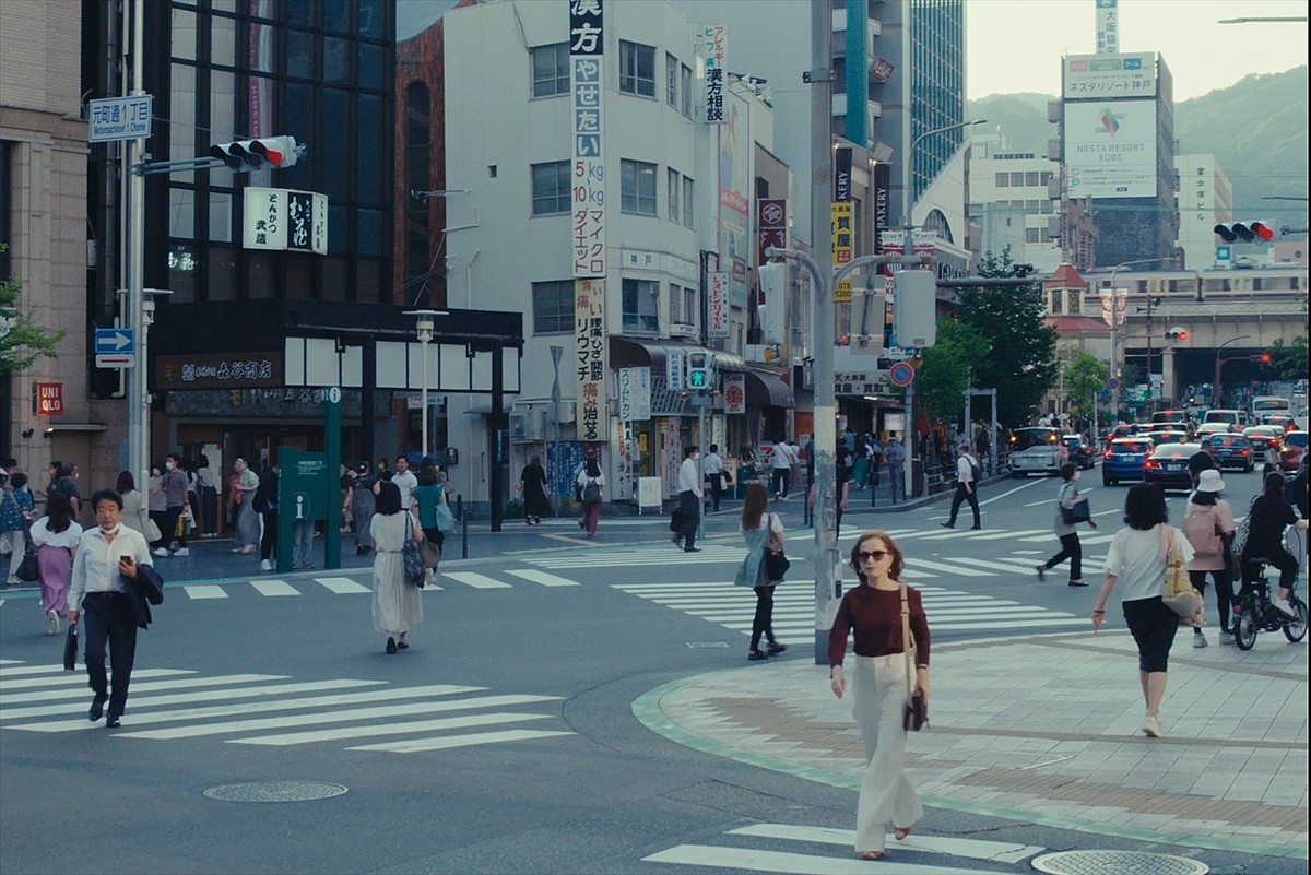 イザベル・ユペールと伊原剛志が美しい日本の風景を巡る！　映画『不思議の国のシドニ』本編映像解禁　直島で初となる劇映画撮影を敢行