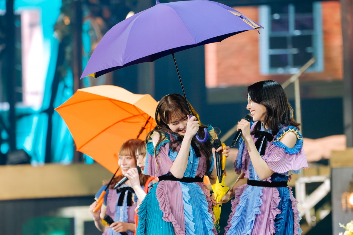 日向坂46、東京ドームライブ　卒業メンバー＆オードリーがサプライズ出演　新曲初披露も
