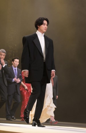 山崎賢人、映画『ゴールデンカムイ』完成披露舞台挨拶に登場