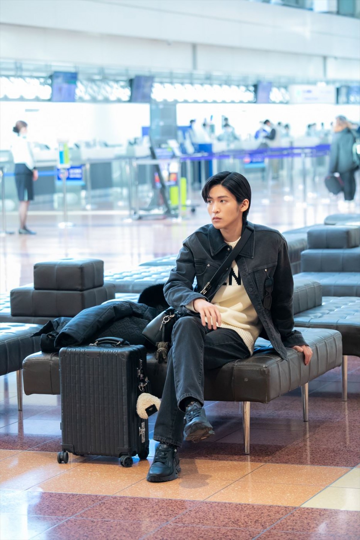 目黒蓮、フェンディのトータルコーデで羽田空港に登場　伊・ミラノのコレクションに参加