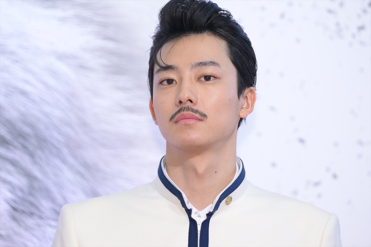 道枝駿佑、板垣李光人と現場でイチャイチャ？　吉川愛に暴露される