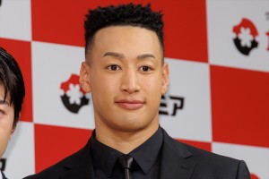 GENERATIONS・関口メンディー、「カープレミア」新CM発表会に登場