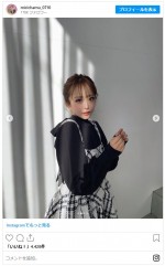 みりちゃむ、ロングスカートで雰囲気がらり　※「みりちゃむ」インスタグラム