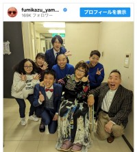 （写真前列左から）ウーイェイよしたか（スマイル）、宮川花子、宮川大助（中列左から）赤阪侑子（アルミカン）、高橋沙織（アルミカン）、山名文和（アキナ）、秋山賢太（アキナ）（後列）瀬戸洋祐（スマイル）※「山名文和（アキナ）」インスタグラム