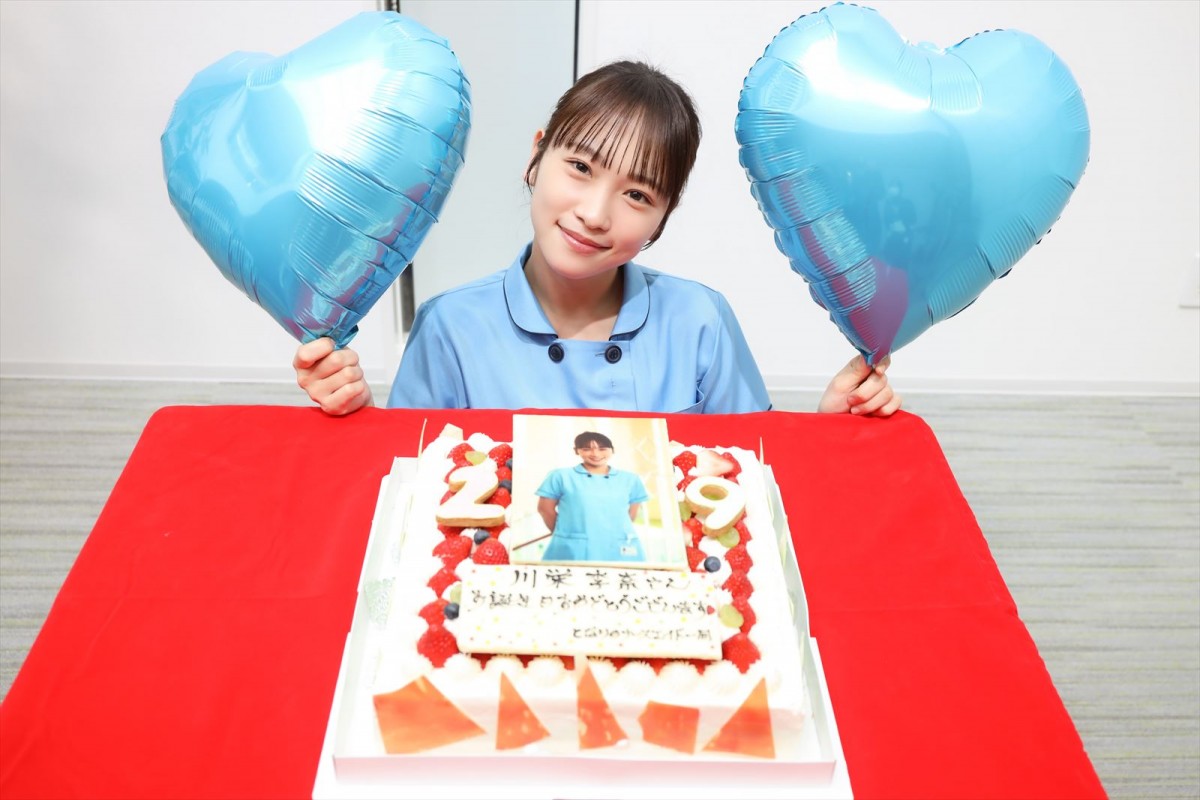 川栄李奈、29歳のバースデーを『となりのナースエイド』現場でサプライズお祝い