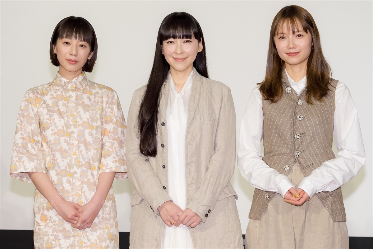夜ドラ『ユーミンストーリーズ』出演者会見に登場した(左から)夏帆、麻生久美子、宮崎あおい
