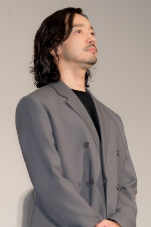 映画『マッチング』初日舞台あいさつに登壇した金子ノブアキ