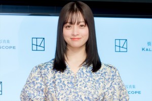 橋本環奈、写真集『カレイドスコープ』発売記念会見に登場
