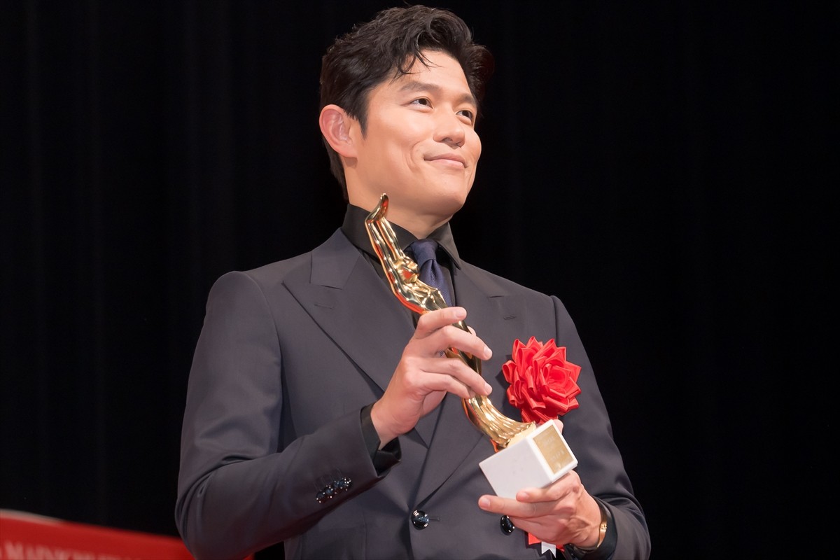 鈴木亮平＆宮沢氷魚、『エゴイスト』でそろって男優主演賞＆男優助演賞を受賞「最高です」＜毎日映画コンクール＞