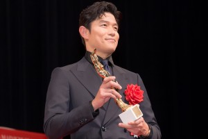 鈴木亮平、「第78回毎日映画コンクール」表彰式に登場