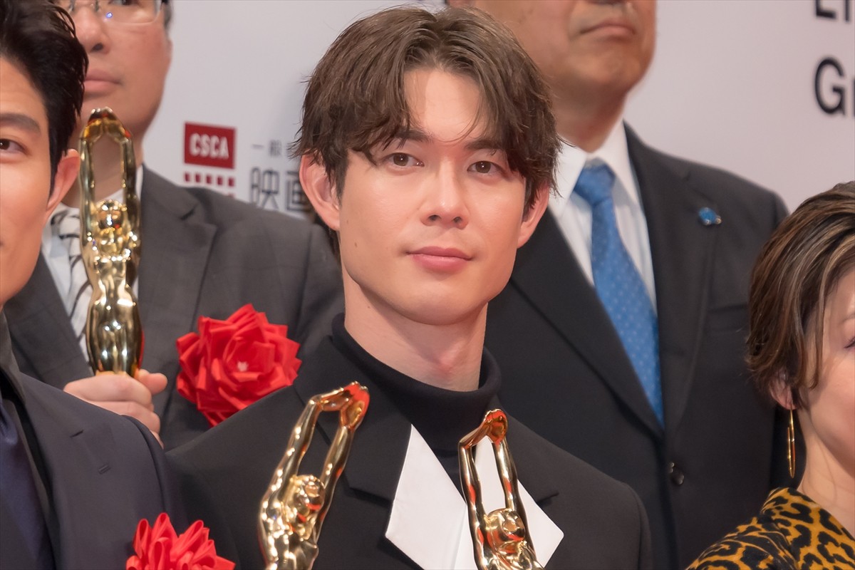 鈴木亮平＆宮沢氷魚、『エゴイスト』でそろって男優主演賞＆男優助演賞を受賞「最高です」＜毎日映画コンクール＞